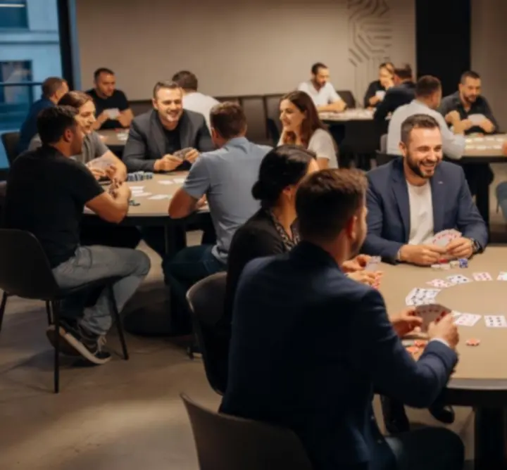 Mese de poker într-un spațiu modern și social la Danubero